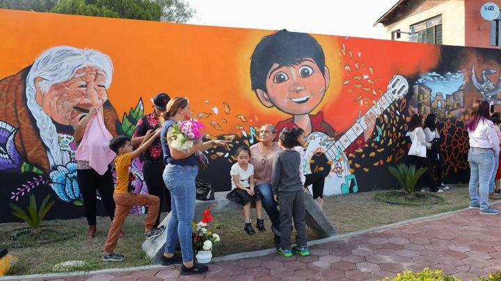 Homenajean a los muertos con mural de "Coco" en colonia Hidalgo