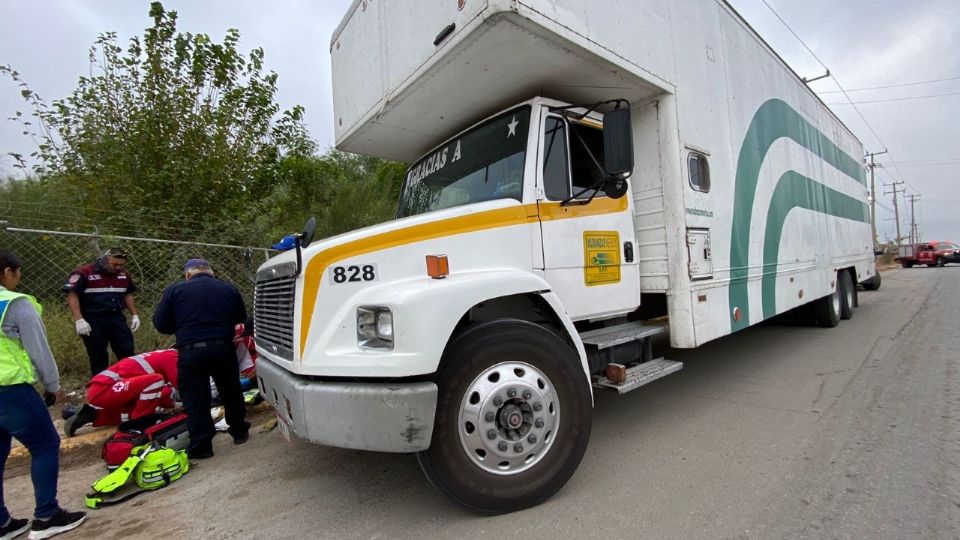 El hombre cayó y fue atropellado por el mismo camión del que se bajó.