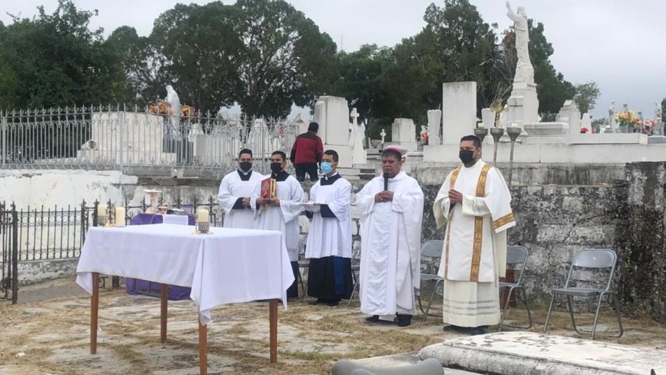 Muchos fieles se dieron cita en el Panteón Municipal Antiguo para presenciar la celebración eucarística