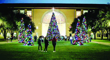 Invitan a encendido de árbol de TAMIU