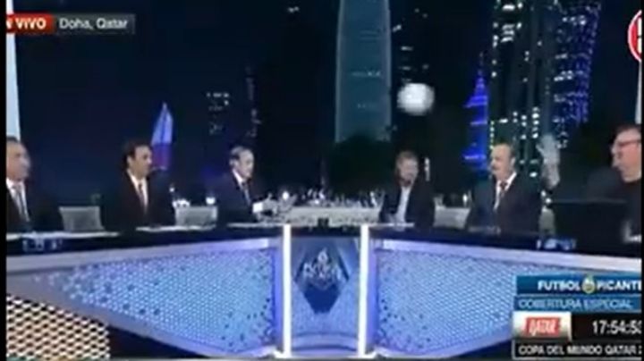 David Faitelson le da balonazo en la cabeza a José Ramón Fernández en pleno programa | VIDEO
