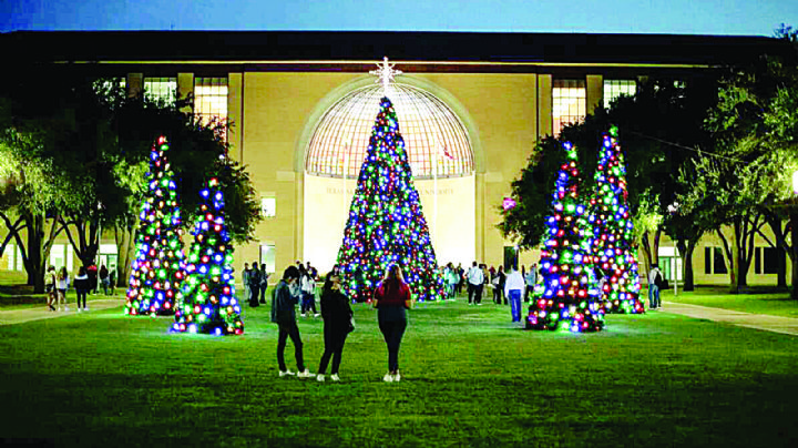 Invitan a encendido de árbol de TAMIU