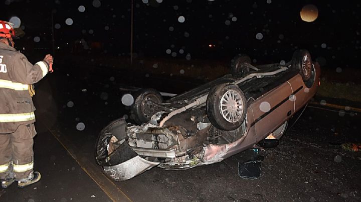 Vuela muro divisor y queda volcado en el Bulevar Canseco