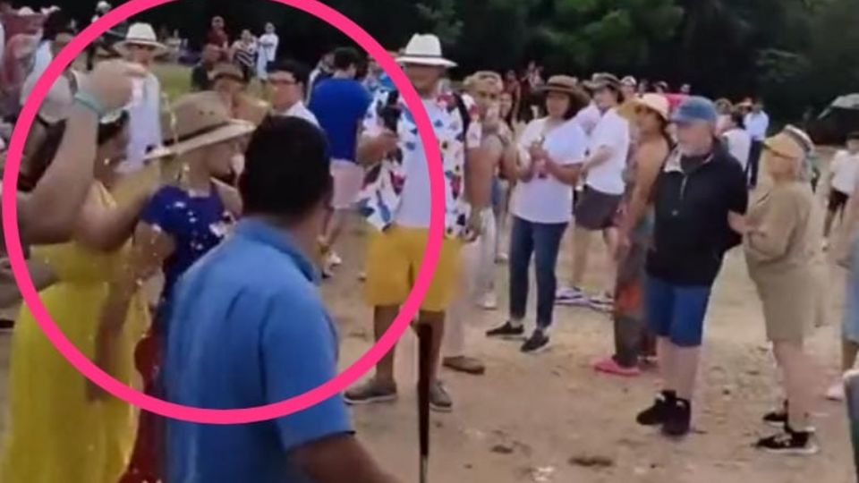 La mujer subió a la pirámide pese a que está prohibido; los visitantes casi la linchan.