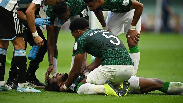 Qatar 2022: brutal impacto de jugador de Arabia Saudita contra compañero lo obliga a retirarse