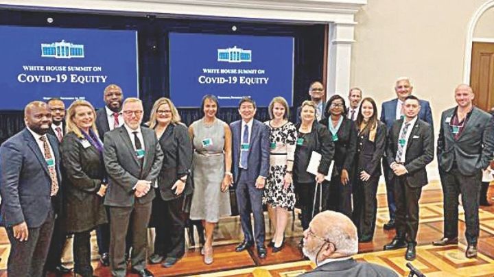 Richard Chamberlain acude a cumbre en Washington  sobre el Covid-19