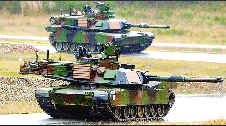 Ahora Texas enviará tanques a la frontera para frenar migración