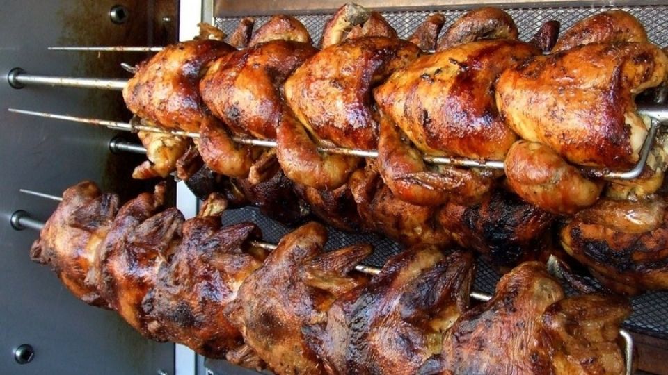 El pollo rostizado es un alimento muy sabroso