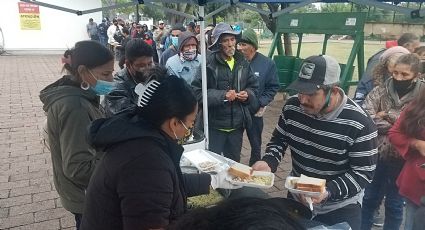 Comparten cena de Acción de Gracias con familias de escasos recursos