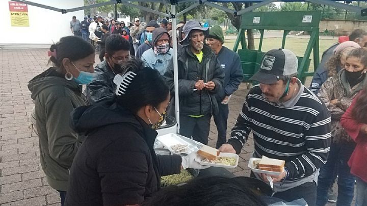 Comparten cena de Acción de Gracias con familias de escasos recursos