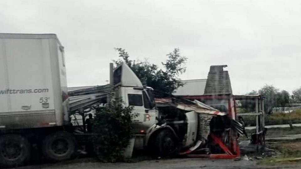 Tráiler destroza puesto en el Mex II