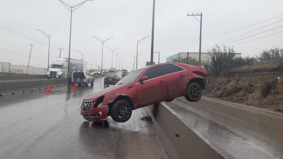 Así quedó el auto luego de impactarse en Carretera Aeropuerto.