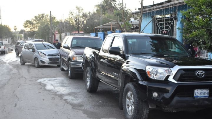 Distracción sale cara: conductor se pasa un alto, choca y proyecta a auto