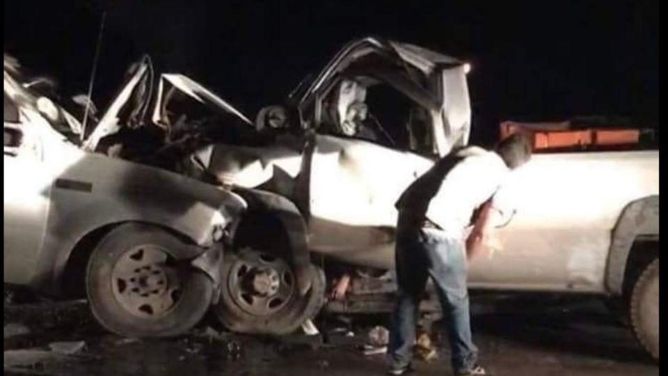 Dos camionetas se impactaron de frente en la carretera