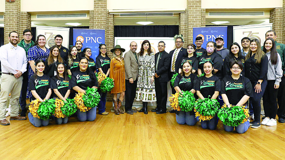 Oficiales de LC anunciaron la gran gala por el 75 aniversario del Colegio de Laredo.