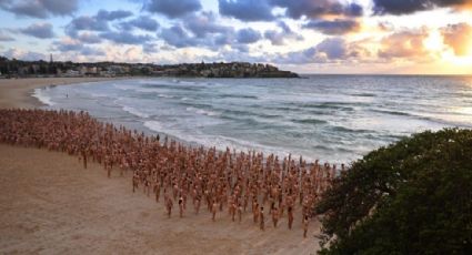 En 'traje de Adán y Eva', miles se toman la foto con Spencer Tunick en Australia | VIDEO