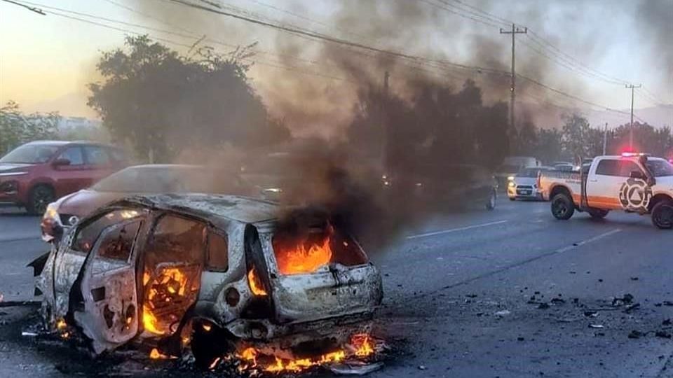 El choque se incendió tras chocar contra poste