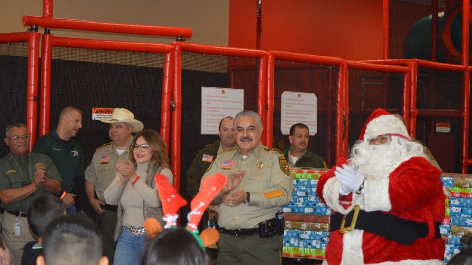 Autoridades invitaron a tomarse la foto con Santa Claus en el parque Bartlett de Laredo, Texas