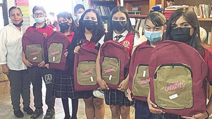 Dotan a alumnos con mochilas