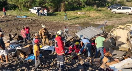 Trailero casi muere al volcar en Tamaulipas; rapiñan toneladas de piernas de cerdo