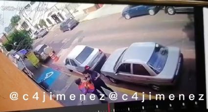 Mujer se resiste al asalto y ladrón la golpea | VIDEO