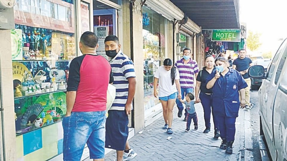 En el Centro de Nuevo Laredo se ven negocios llenos, que antes lucían cerrados por la pandemia.