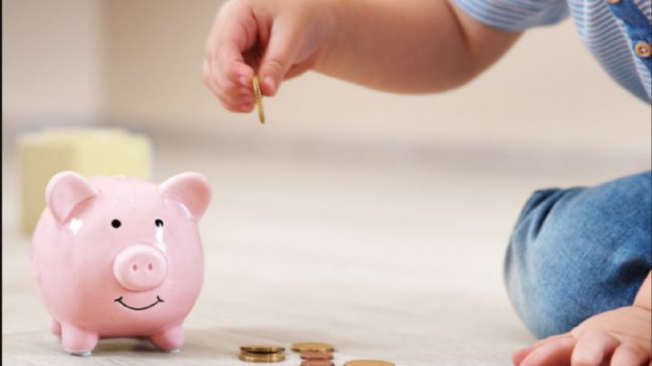 Niña ahorró más de 100 mil pesos en su alcancía; los tomó de la cartera de su padre | VIDEO