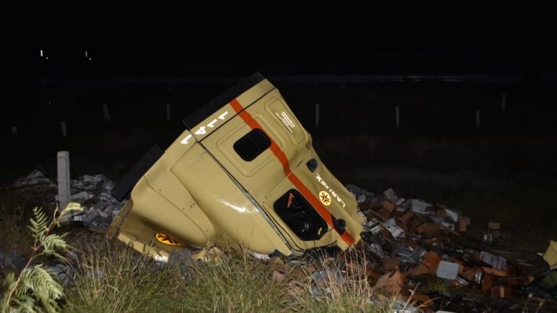 El tráiler quedó totalmente destrozado.