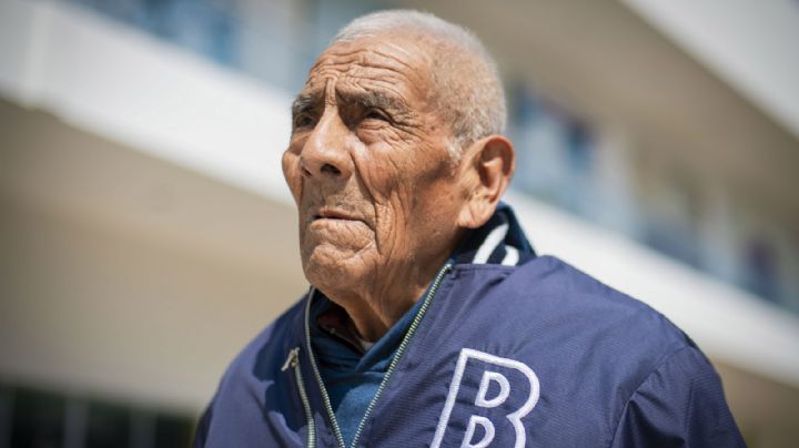 La edad no es límite: abuelito de 84 años se titula como Ingeniero en Puebla