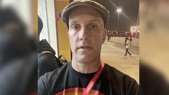 Muere periodista que portó playera LGBT durante juego en Qatar