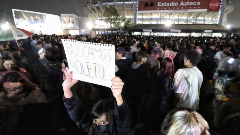 Miles de personas se dieron cita en el lugar para ver al conejito malo, quedando muchas de ellas fuera del recinto debido a un grave problema: boletos falsificados o clonados