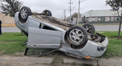 Vuelca auto en la Calzada de los Héroes; mujer resulta lesionada