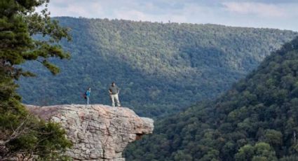 Excursionista muere tras caer de montaña en Estados Unidos; tomaba fotos con su esposa