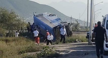 Camión intenta ganarle el paso al tren y termina volcado; hay un muerto y cuatro heridos