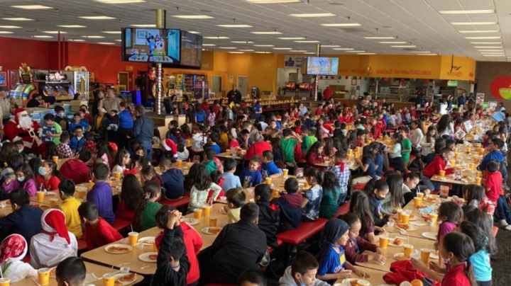 Sorprende Santa y Departamento del Sheriff a cientos de niños de Laredo
