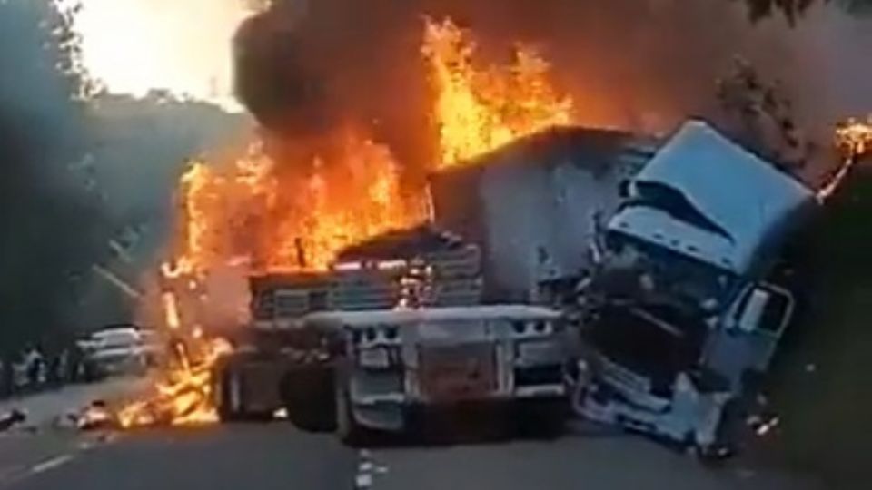 Los dos tráileres se incendiaron y explotaron.