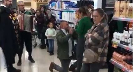 Hombre pide matrimonio a su novia en un supermercado ¡y le dice que si! | VIDEO