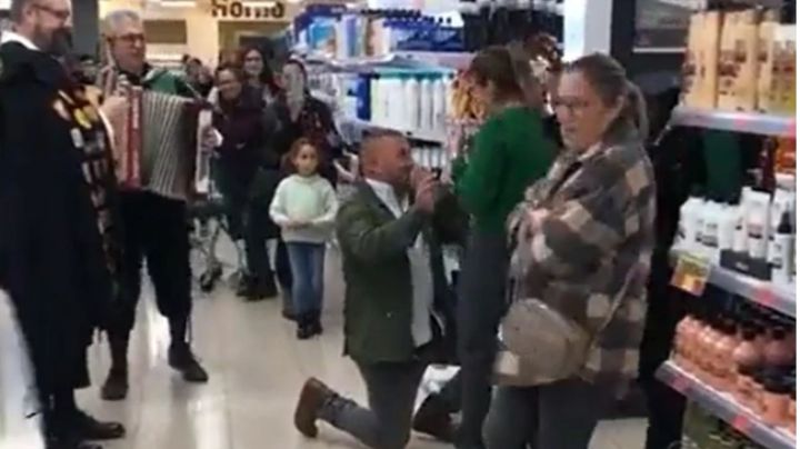 Hombre pide matrimonio a su novia en un supermercado ¡y le dice que si! | VIDEO