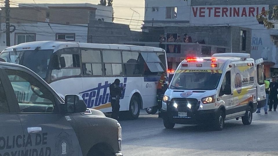 atacan a balazos a empleado en camión colectivo de personal.