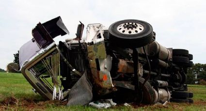 Chofer de tráiler se incrusta en la tolva de otro, se incendia y muere calcinado