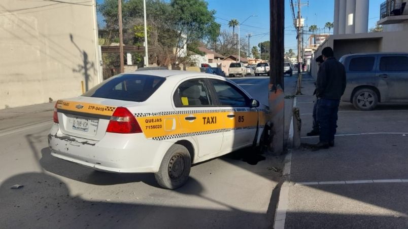 Un taxista se estrelló contra un poste en la colonia Juárez