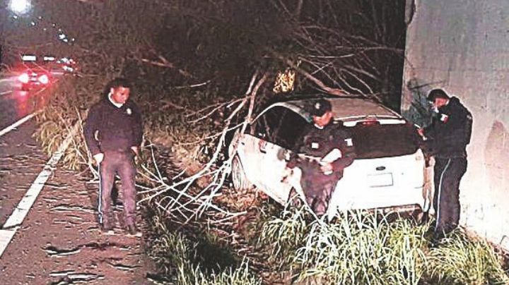 Conductor choca y deja destrozado su auto en el Bulevar Colosio