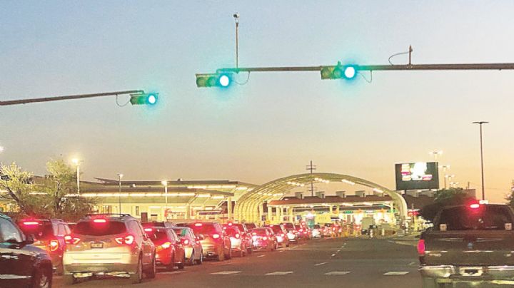 Llenan puentes; piden usar el carril AVI para cruzar a Nuevo Laredo