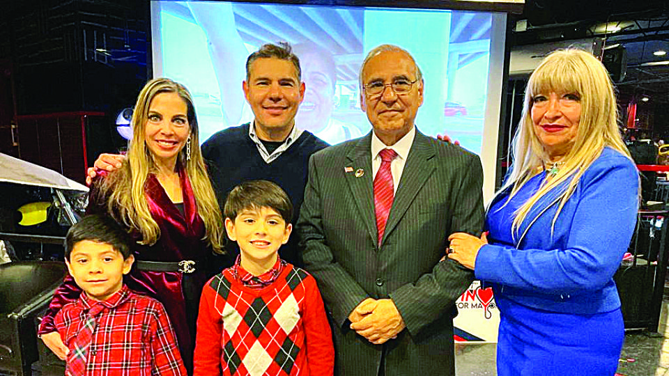 La familia del doctor Víctor Treviño lo acompañó durante la celebración de su victoria electoral.