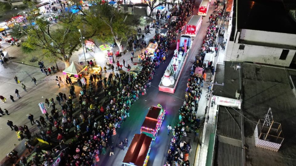 Un luminoso desfile brilló anoche en Nuevo Laredo.