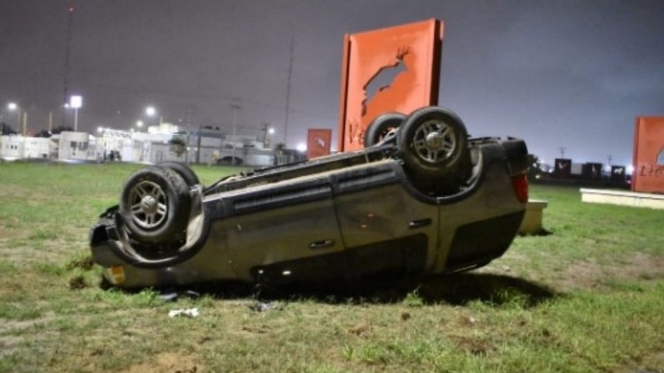 Una camioneta Ford Explorer se volcó esta noche frente al Aeropuerto