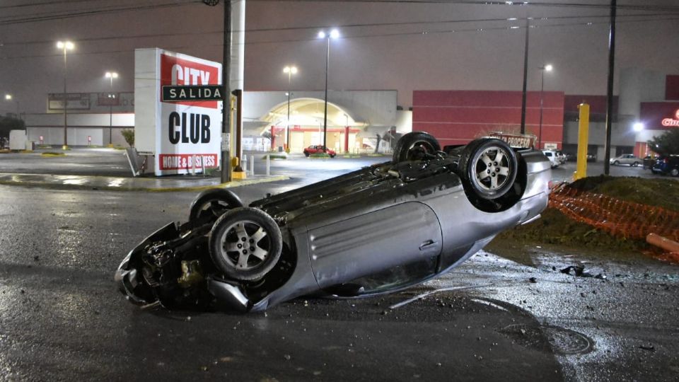 Tras la volcadura, el auto fue abandonado por el conductor.