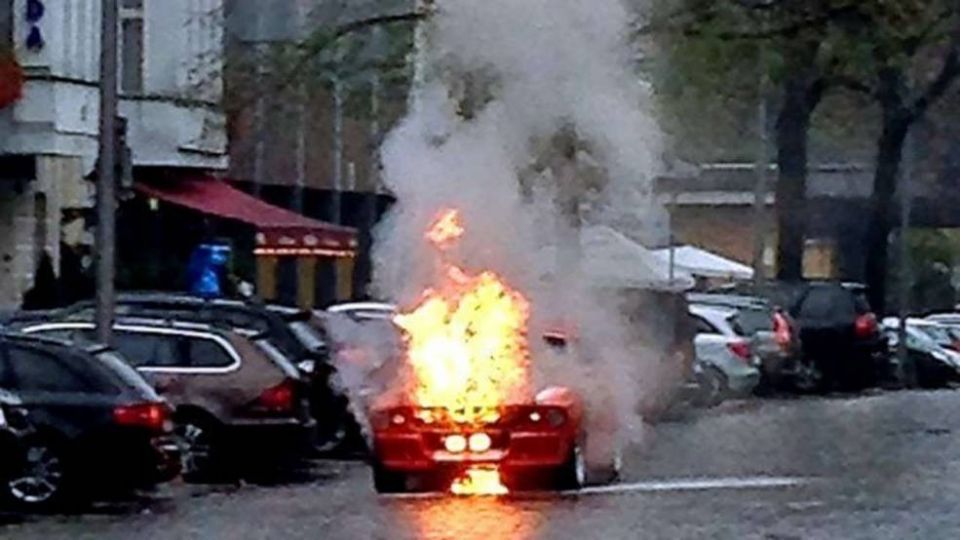 Incendiaron un automóvil Mustang similar al de la imagen; acusan al dueño de vender boletos falsos para Bad Bunny en Monterrey