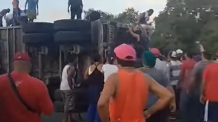 Vuelca tráiler con ganado en Chiapas; llegan pobladores a matar y destazar reses | VIDEO