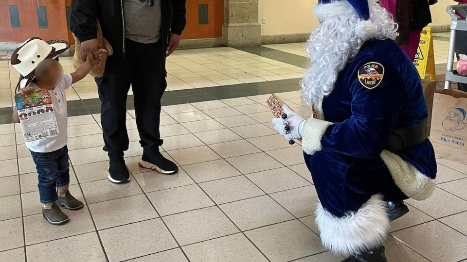 El Santa Claus Azul llevó alegría a los niños.